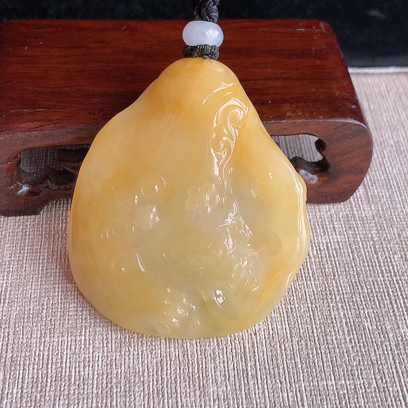 天然A货翡翠黄翡黄财神吊坠 
尺寸54.4-48.8-15.8mm 重量60.05g 0322