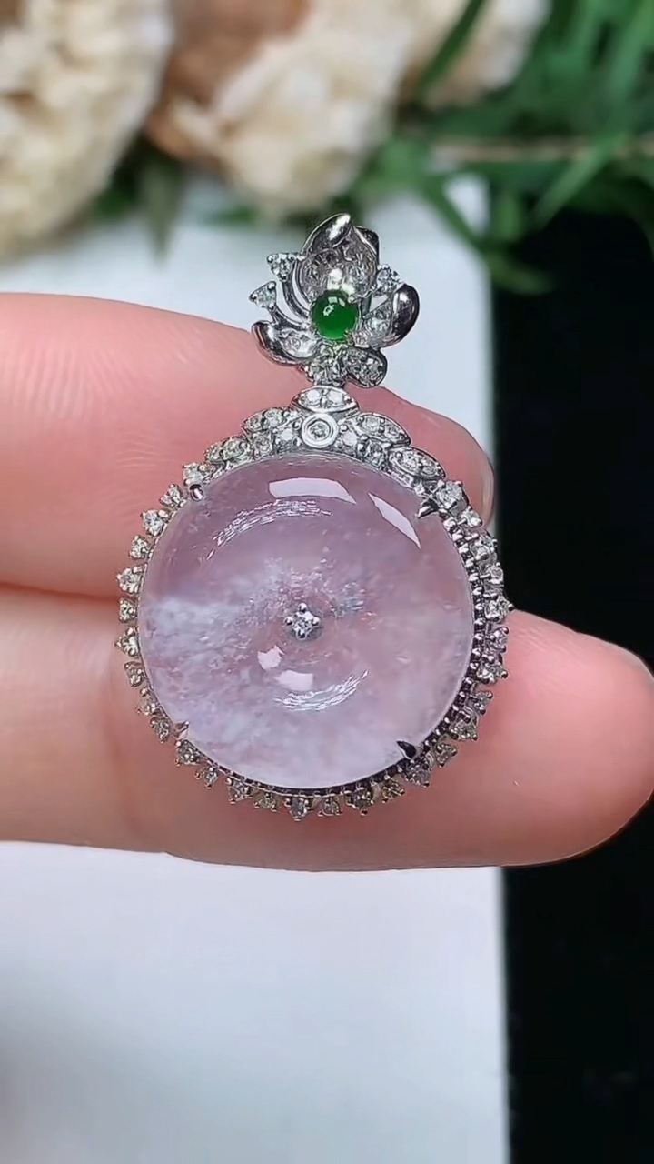 天然A货翡翠白冰平安扣吊坠，尺寸25.8-17.4-8，裸石14，重量:2.82g
3月23日