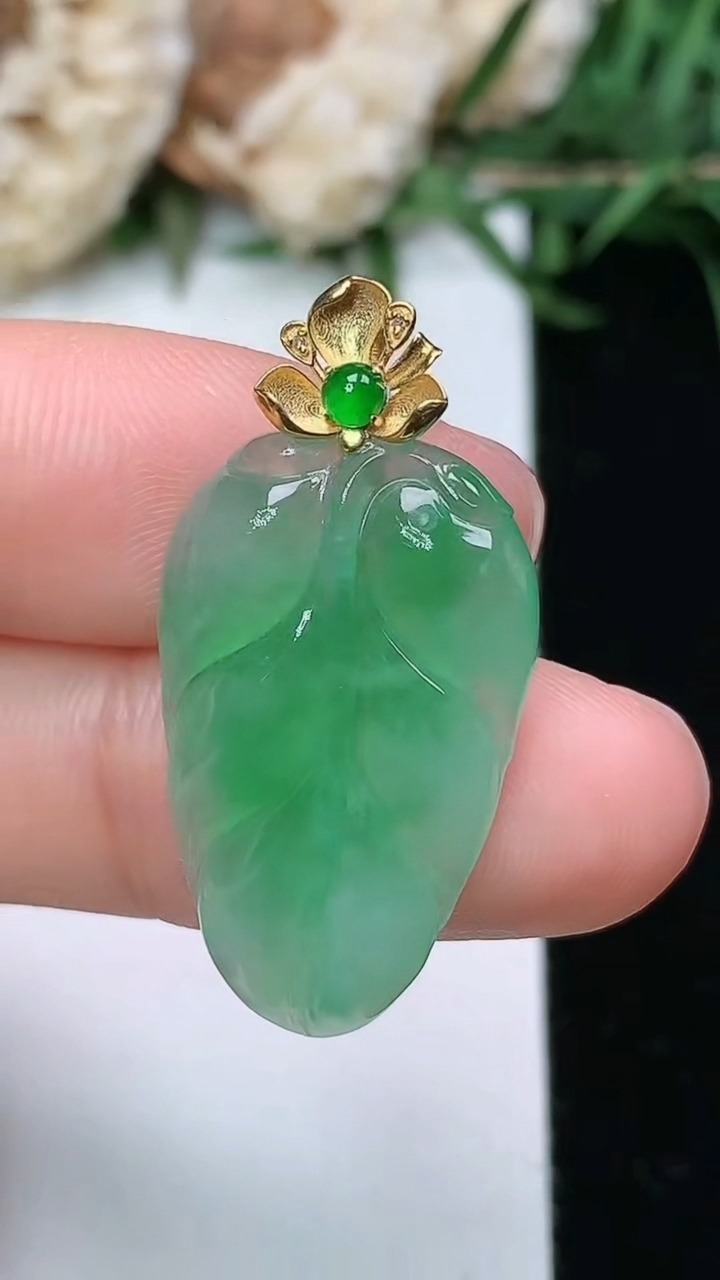 天然A货翡翠金枝玉叶 叶子吊坠，尺寸25-15.5-3.6，重量:3.02g
3月23日