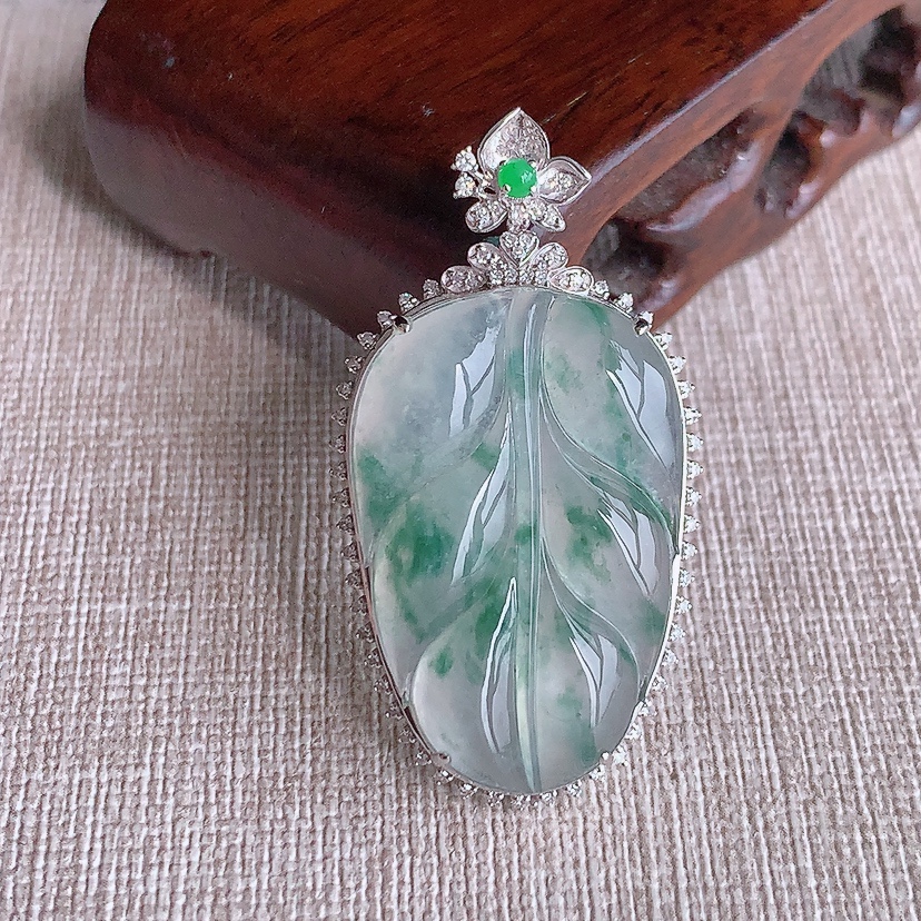 天然A货翡翠18K金伴钻镶嵌飘花叶子金枝玉叶吊坠 
尺寸43.2-23-9.5裸石30.5-20.3mm 重量6.92g 0322