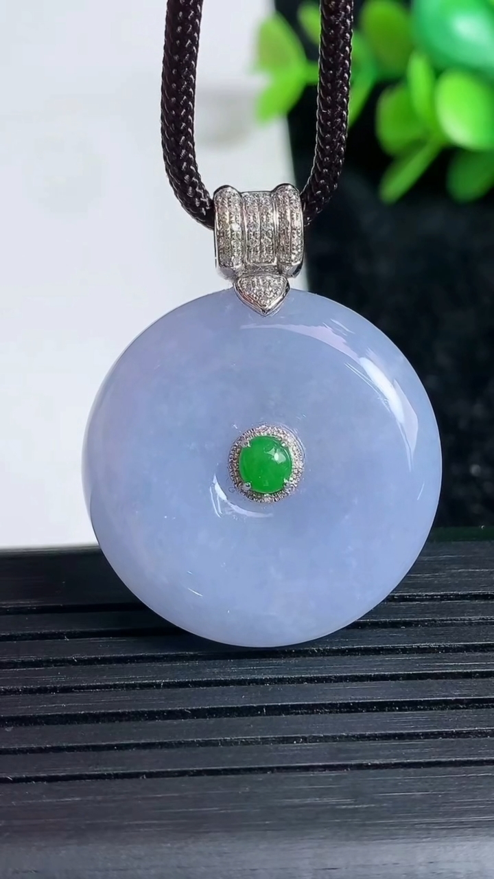 天然A货翡翠18K金紫罗兰平安扣吊坠尺寸27.7-8.6重量:15.03g
3月23日