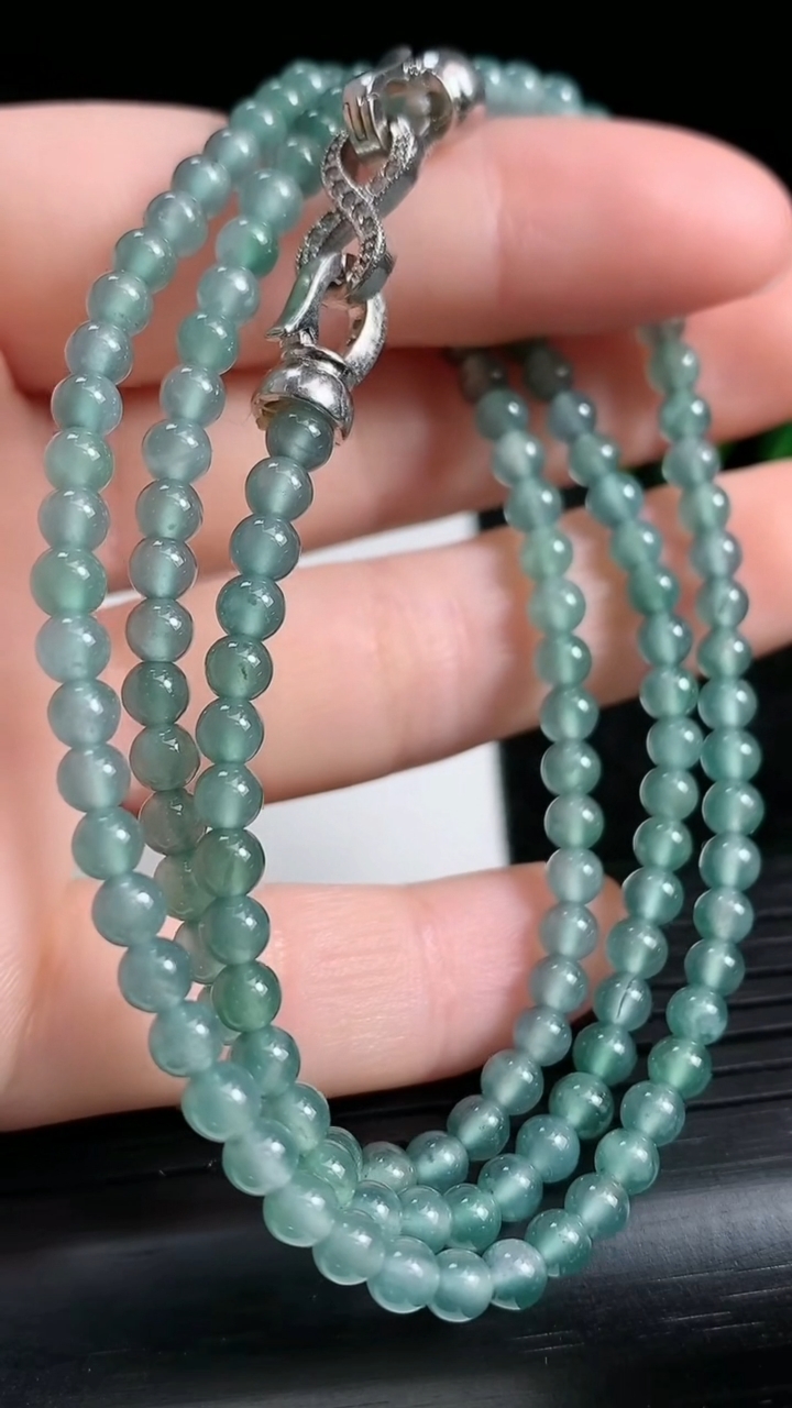 天然A货翡翠小米珠项链尺寸3.9重量:15.06g
3月23日