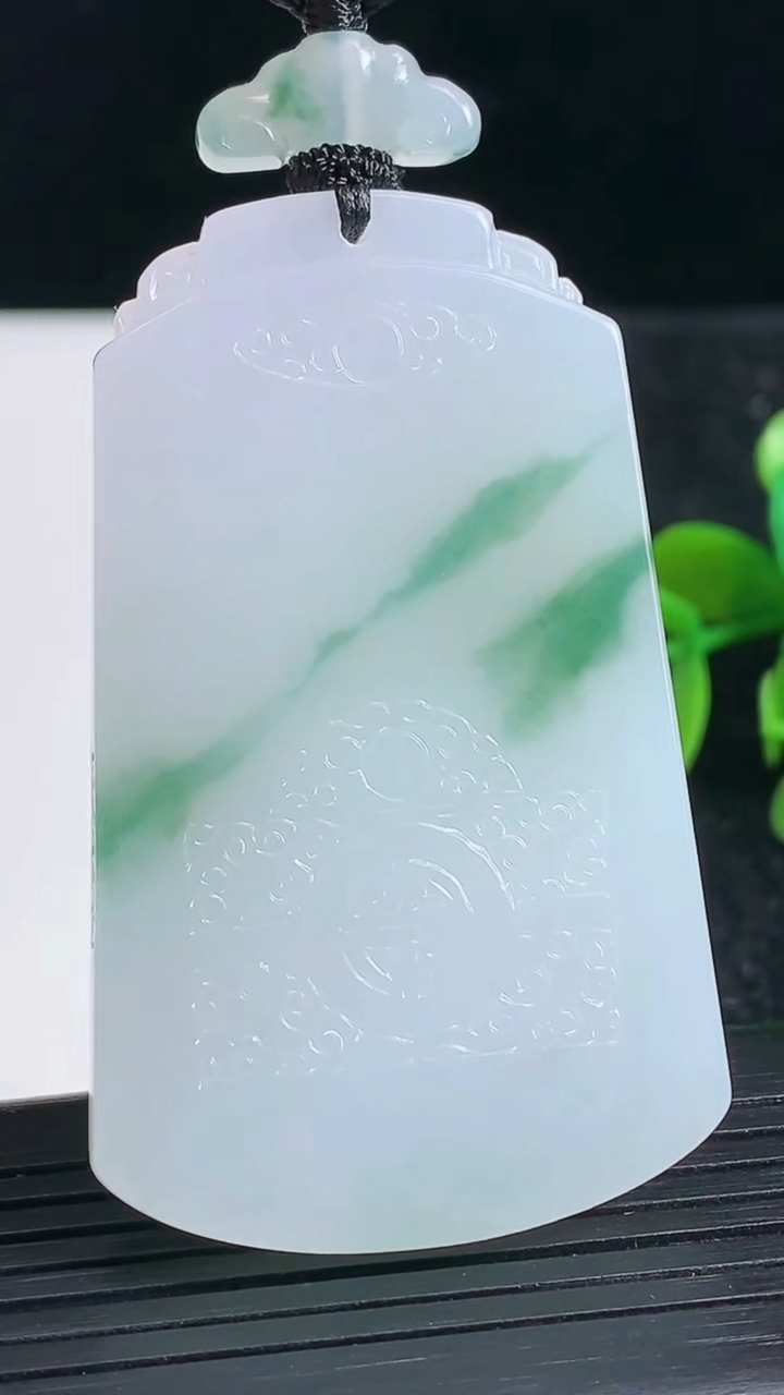 天然A货翡翠仿古无事牌吊坠尺寸57.8-35.1-5.4重量:35.80g
3月23日