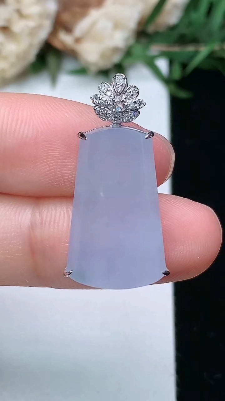 天然A货翡翠紫罗兰无事牌吊坠，尺寸19.5-11.6-6.7，重量:3.46g
3月23日