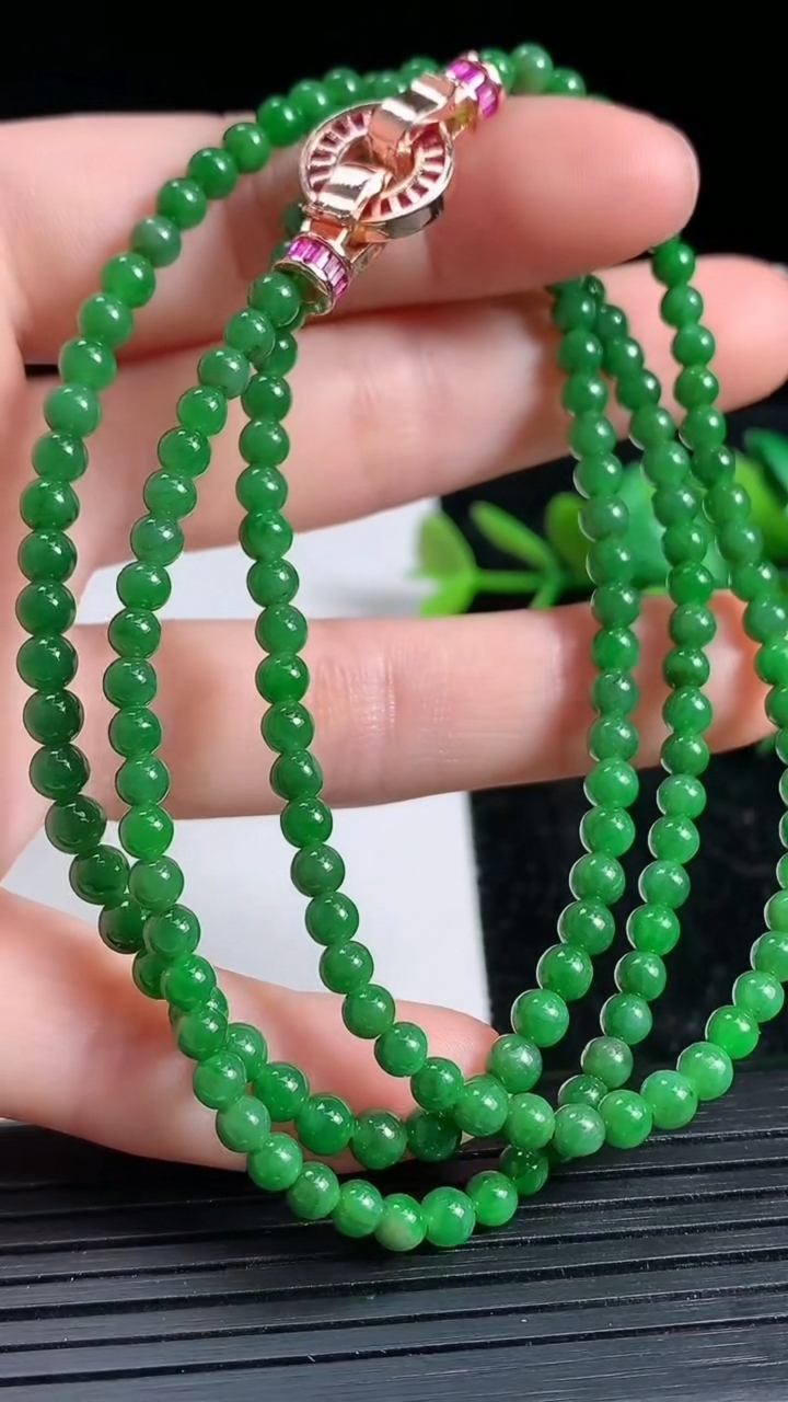 天然A货翡翠圆珠项链尺寸3.4-168颗重量:16.59g3月23日
工厂直销收藏佳品,种好水足，色泽均匀，有种有色，上手高大气！