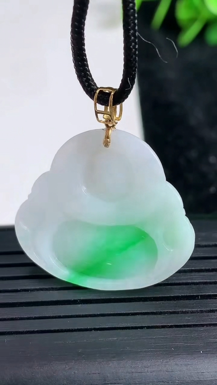 天然A货翡翠佛公吊坠尺寸24.7-27.9-5.8重量:6.03g
3月23日