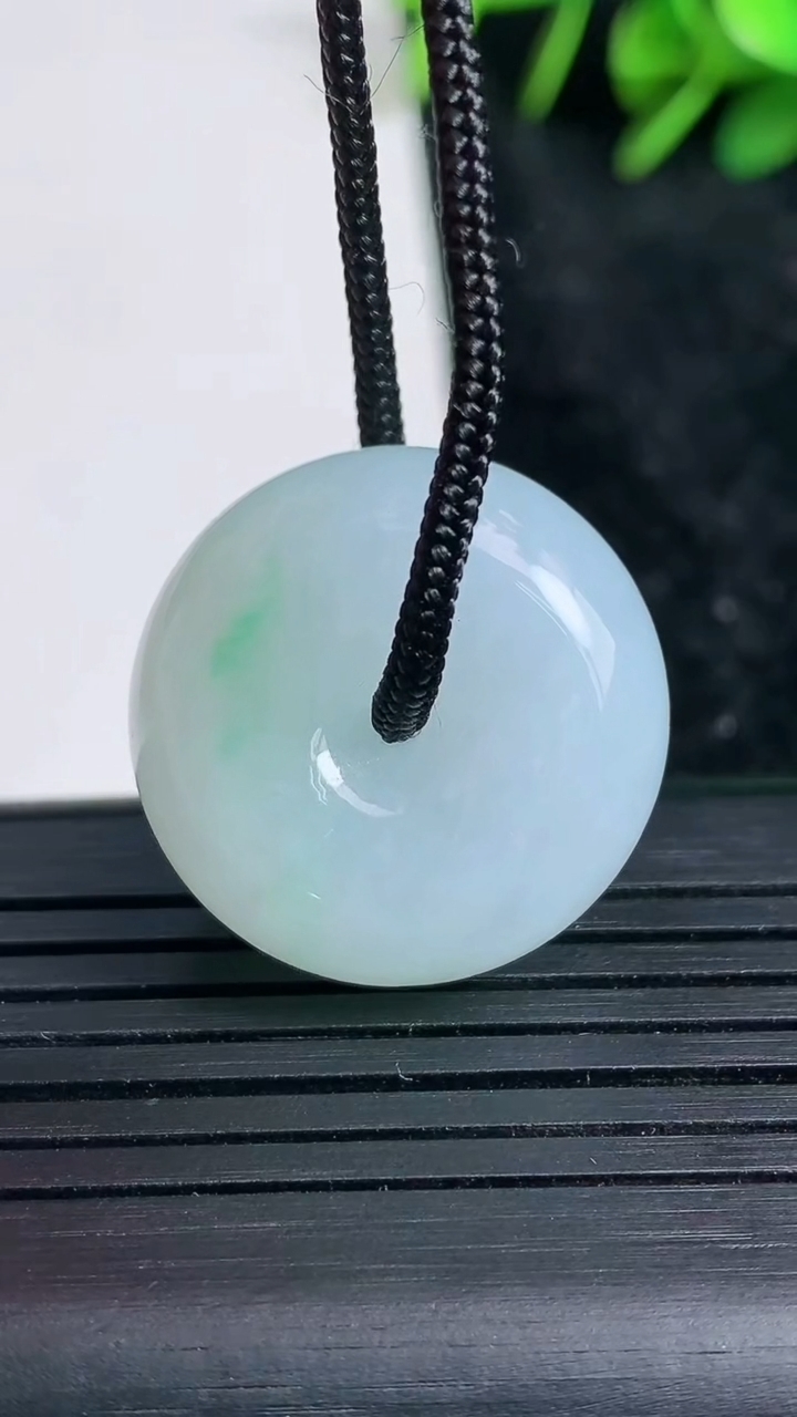 天然A货翡翠平安扣吊坠尺寸23.5-11重量:12.71g
3月23日