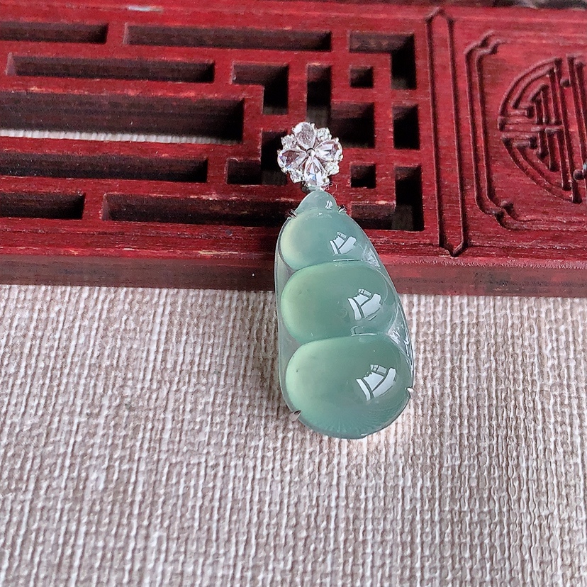 天然A货翡翠18K金伴钻镶嵌晴水四季豆福豆平安豆吊坠 
尺寸29.5-23-12-7.6mm 重量3.53g 0322