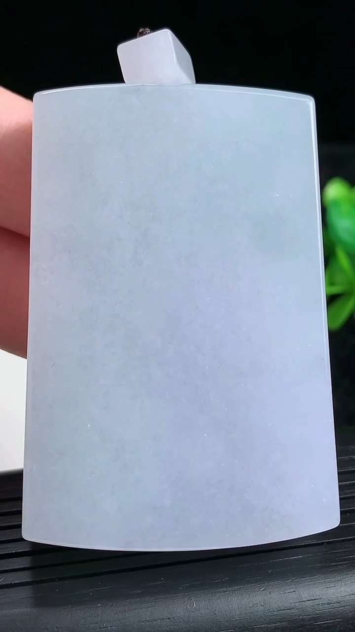 天然A货翡翠紫罗兰无事牌吊坠尺寸62.3-42-12.5重量:103.71g
3月23日