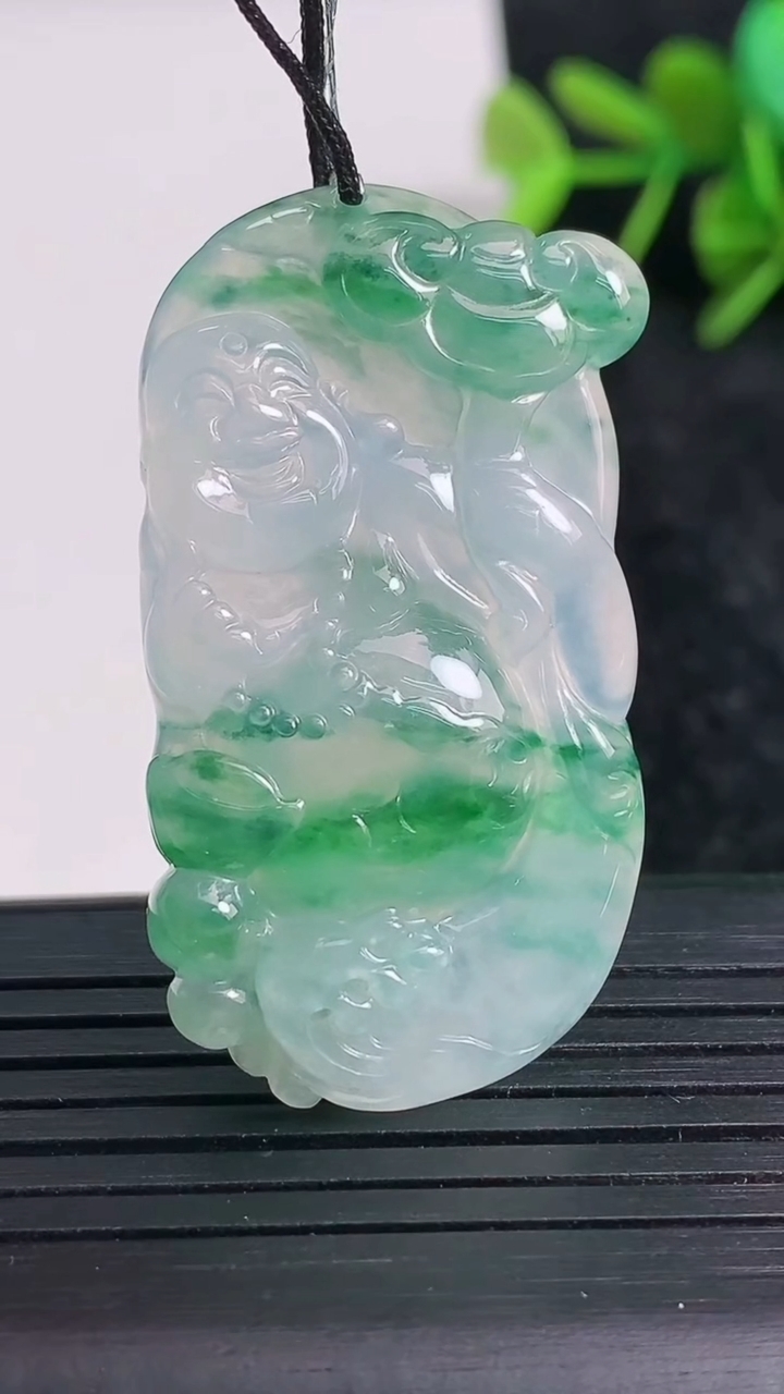 天然A货翡翠逍遥佛吊坠尺寸42.3-23.2-5.5重量:11.53g
3月23日