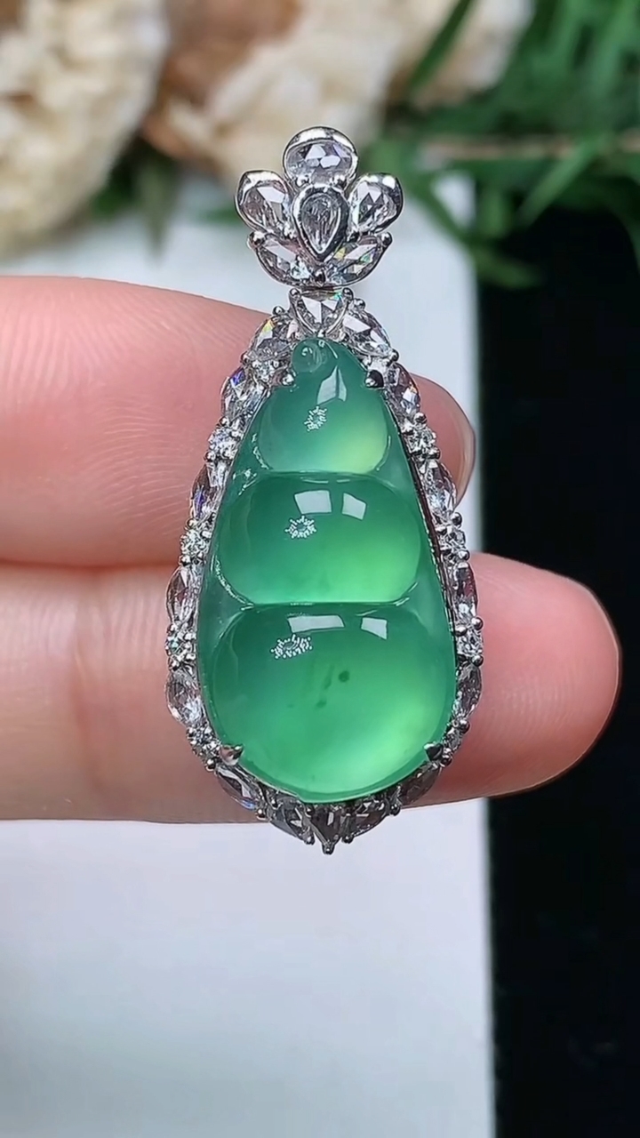 天然A货翡翠福豆吊坠，尺寸31.5-13.7-10.3，裸石19.5-10.7，重量:4.87g
3