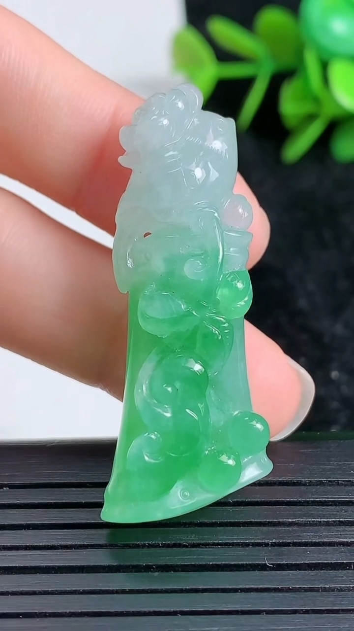 天然A货翡翠节节高升 竹节吊坠尺寸42.5-17.5-11.2重量:12.21g
3月23日