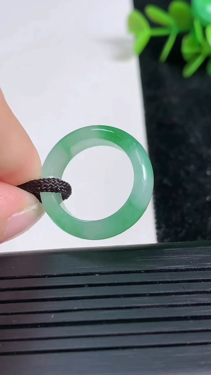 天然A货翡翠指环戒指尺寸16.2-5.9-3.2重量:3.42g2026年3月23日
工厂直销收藏佳品,种好水足，色泽均匀，有种有色，上手高大气！