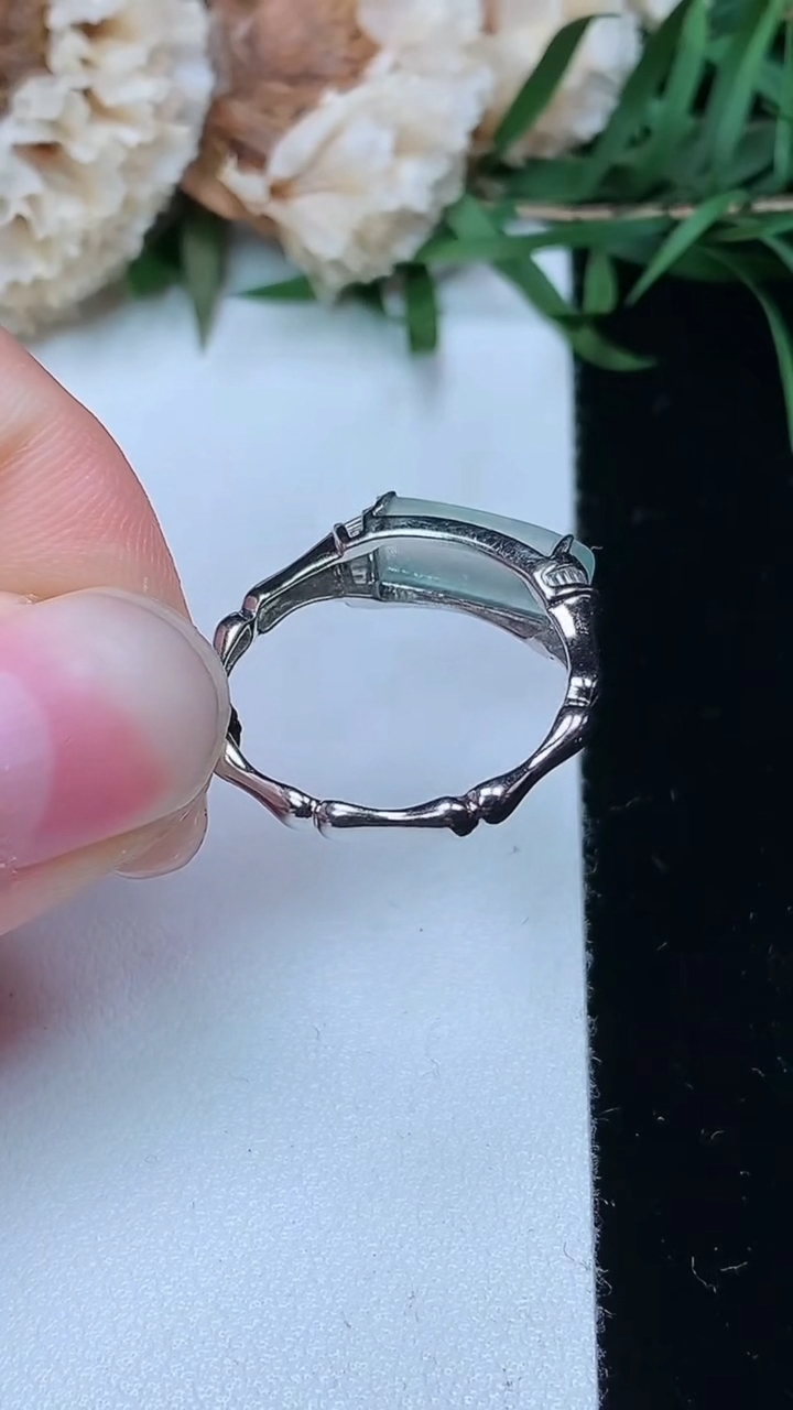 天然A货翡翠白冰马鞍戒指，尺寸17.3-11.8-4，重量:2.34g2026年3月23日
工厂直销收藏佳品,种好水足，色泽均匀，有种有色，上手高大气！