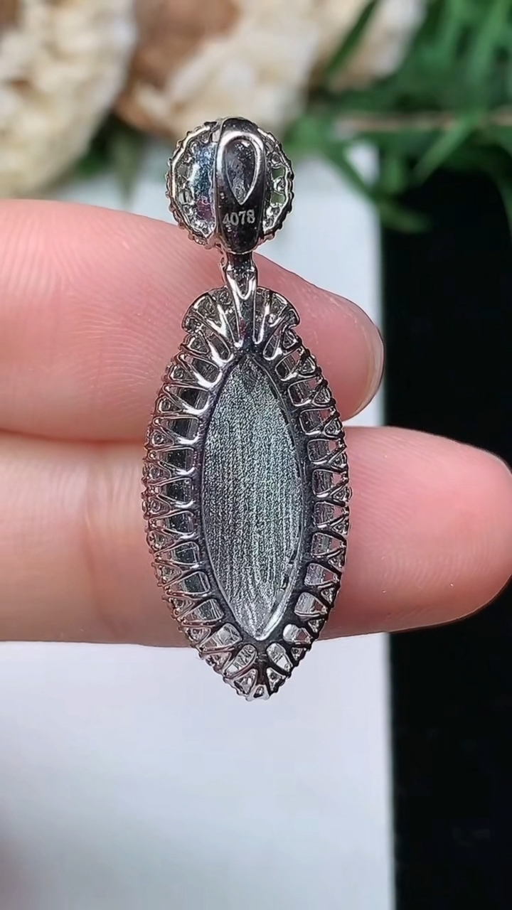 天然A货翡翠随形吊坠，尺寸31-11-7，裸石17.7-7.4，重量:2.83g
3月23日