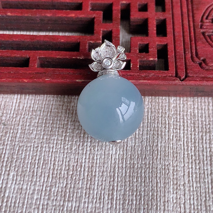 天然A货翡翠18K金伴钻镶嵌紫罗兰圆珠转运珠吊坠 
尺寸23.5-14.5mm 重量6.10g 0322