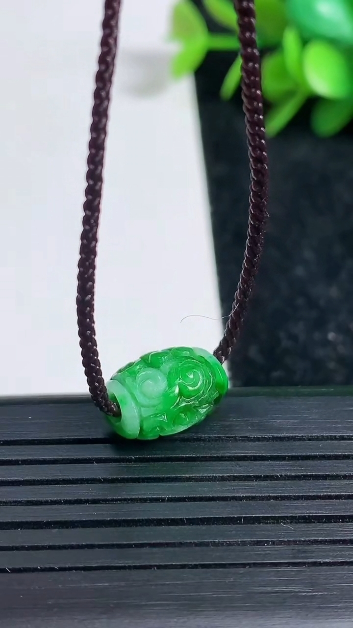 天然A货翡翠雕花路路通吊坠尺寸12.8-9.6-8重量:1.78g
3月23日