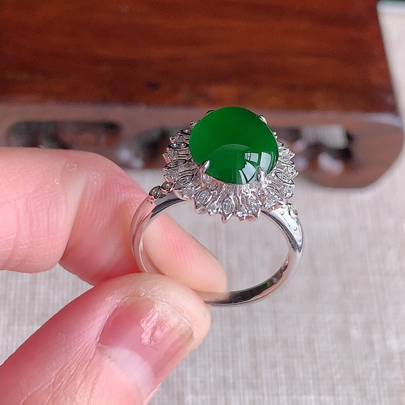 天然A货翡翠18K金伴钻镶嵌满绿蛋面戒 圈口17.4裸石
尺寸11.8-9.3mm 重量3.60g 