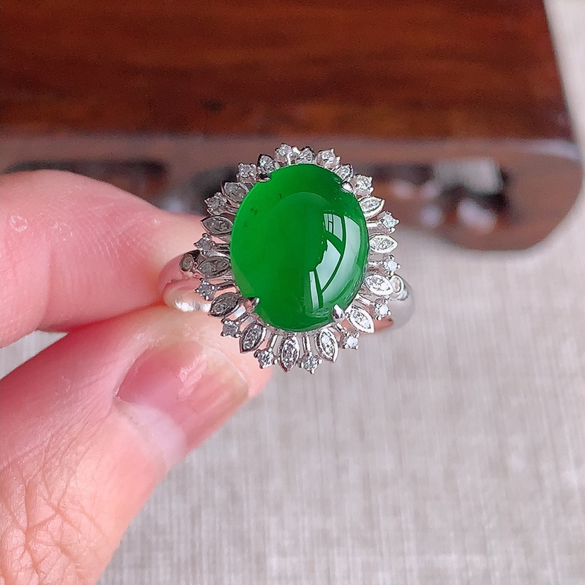 天然A货翡翠18K金伴钻镶嵌满绿蛋面戒 圈口17.4裸石
尺寸11.8-9.3mm 重量3.60g 