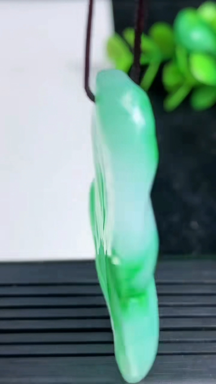 天然A货翡翠无相佛吊坠尺寸50.6-30.5-5.7重量:16.25g
3月23日