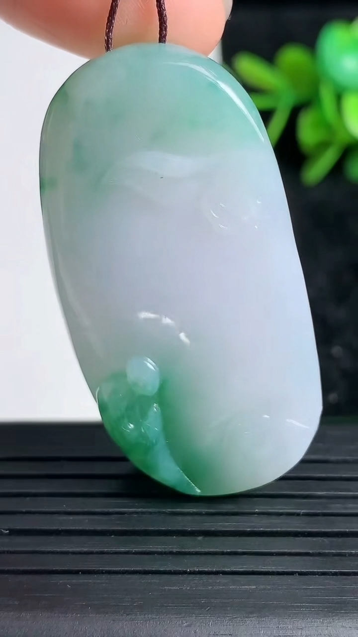 天然A货翡翠大日如来吊坠尺寸48-25.4-12.1重量:29.27g
3月23日