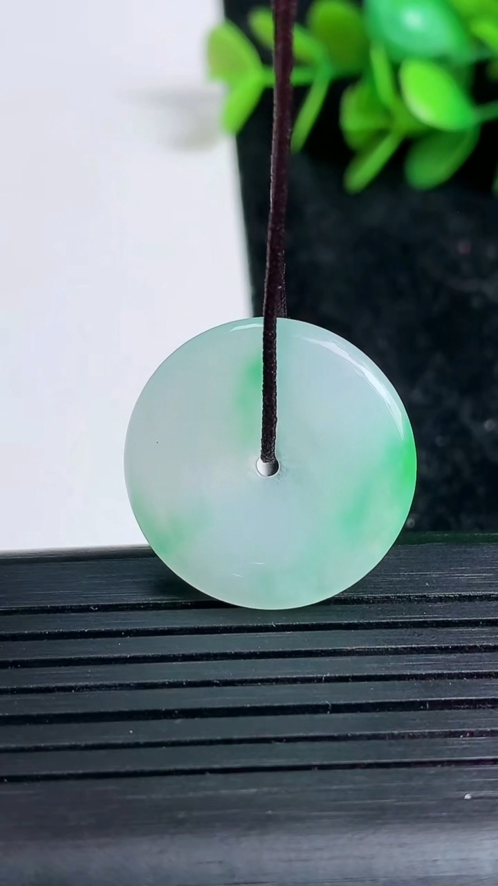 天然A货翡翠平安扣吊坠尺寸23-3.7重量:4.37g
3月23日