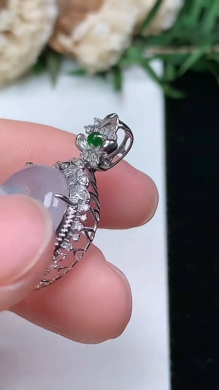 天然A货翡翠白冰平安扣吊坠，尺寸25.8-17.4-8，裸石14，重量:2.82g
3月23日