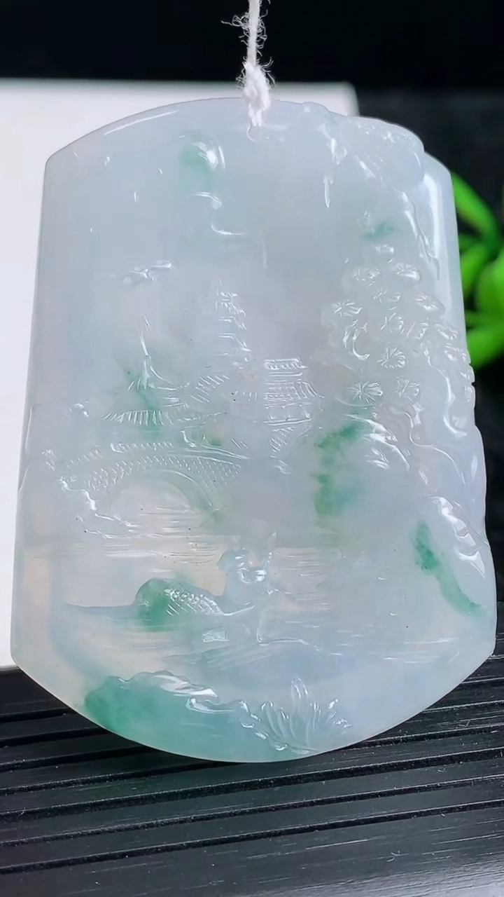 天然A货翡翠牌吊坠尺寸52.9-38.5-4.9重量:25.71g
3月23日