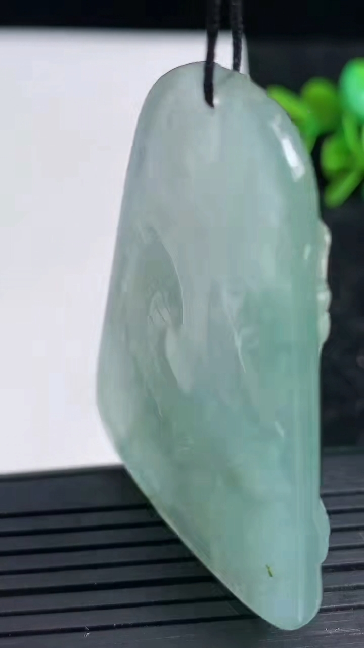 天然A货翡翠御龙不动明王吊坠尺寸54.6-39-5.5重量:23.19g
3月23日