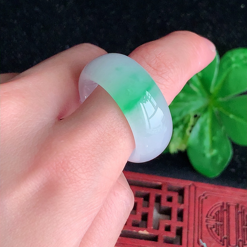 天然A货翡翠飘绿素面扳指 
尺寸21.7-12-4.8mm 重量14.32g 0322