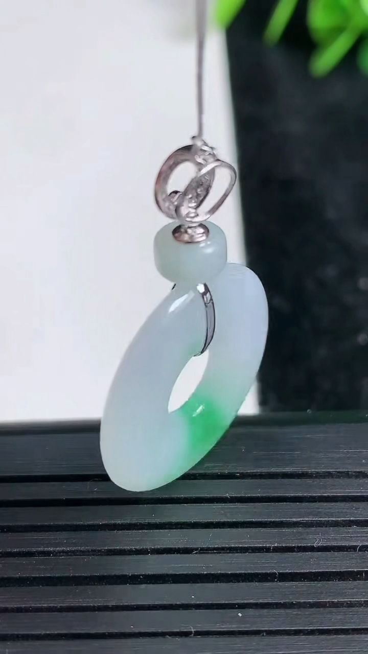 天然A货翡翠平安环吊坠尺寸21.2-3.2重量:3.94g
3月23日