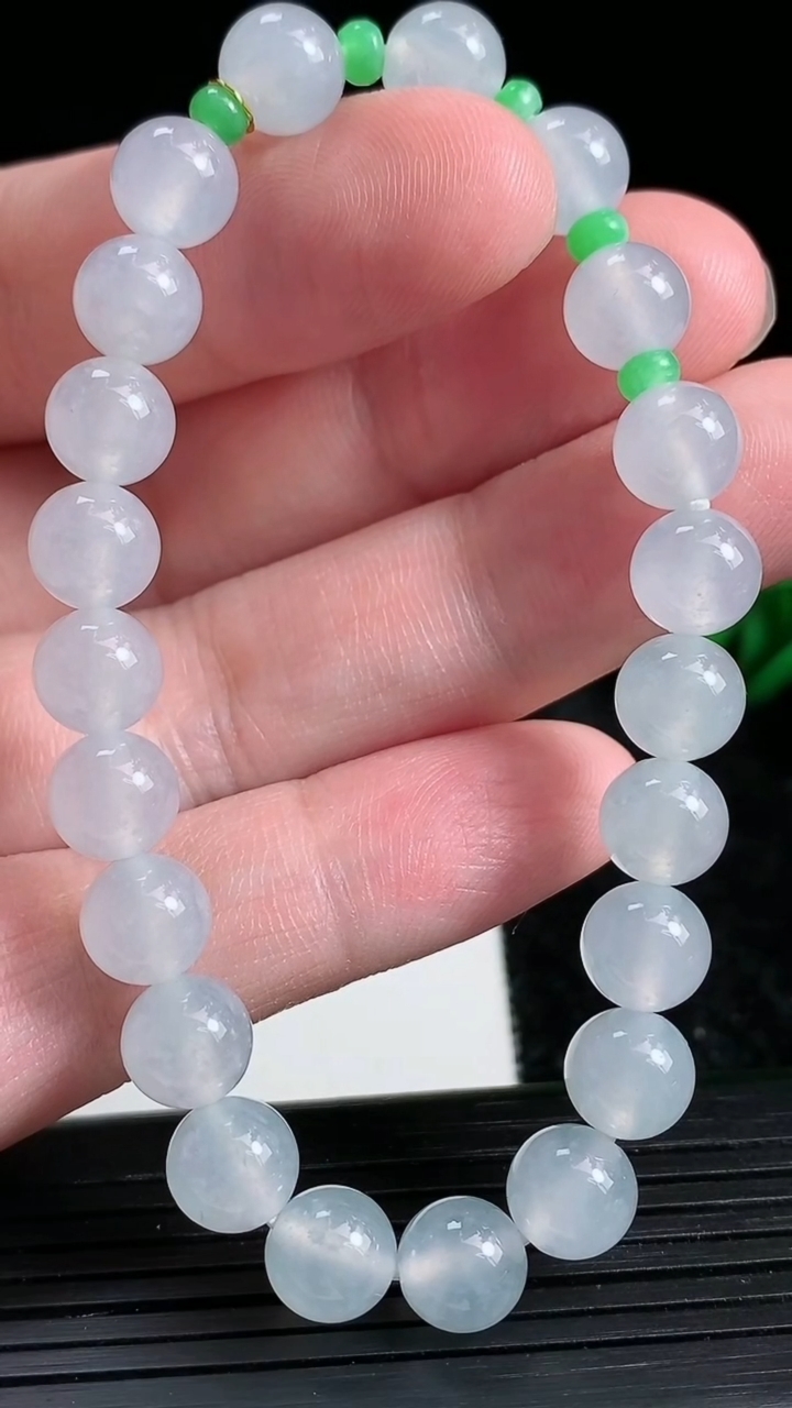 天然A货翡翠种白冰圆珠手串尺寸7.9-22颗重量:19.50g3月23日
工厂直销收藏佳品,种好水足，色泽均匀，有种有色，上手高大气！