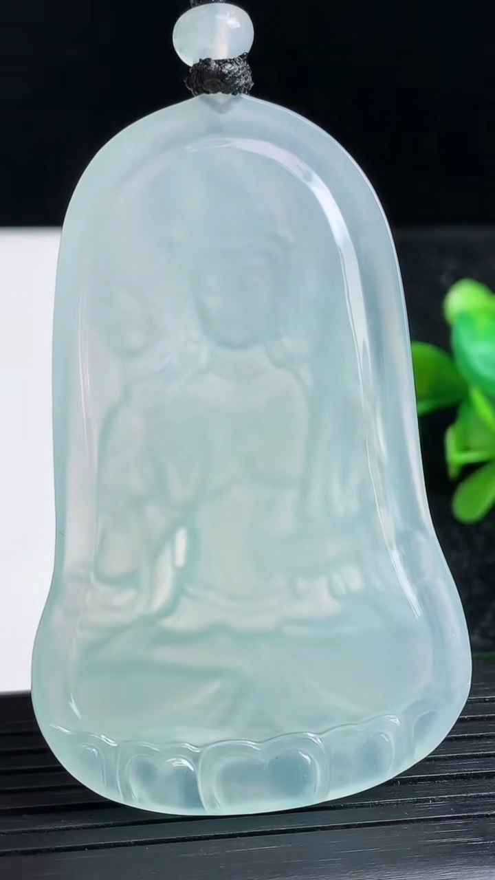 天然A货翡翠虚空藏菩萨吊坠尺寸66.7-41.4-5.2重量:35.20g
3月23日