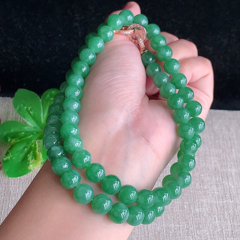 天然A货翡翠满绿圆珠项链毛衣链63颗 
尺寸8.8mm 重量71.90g 0322