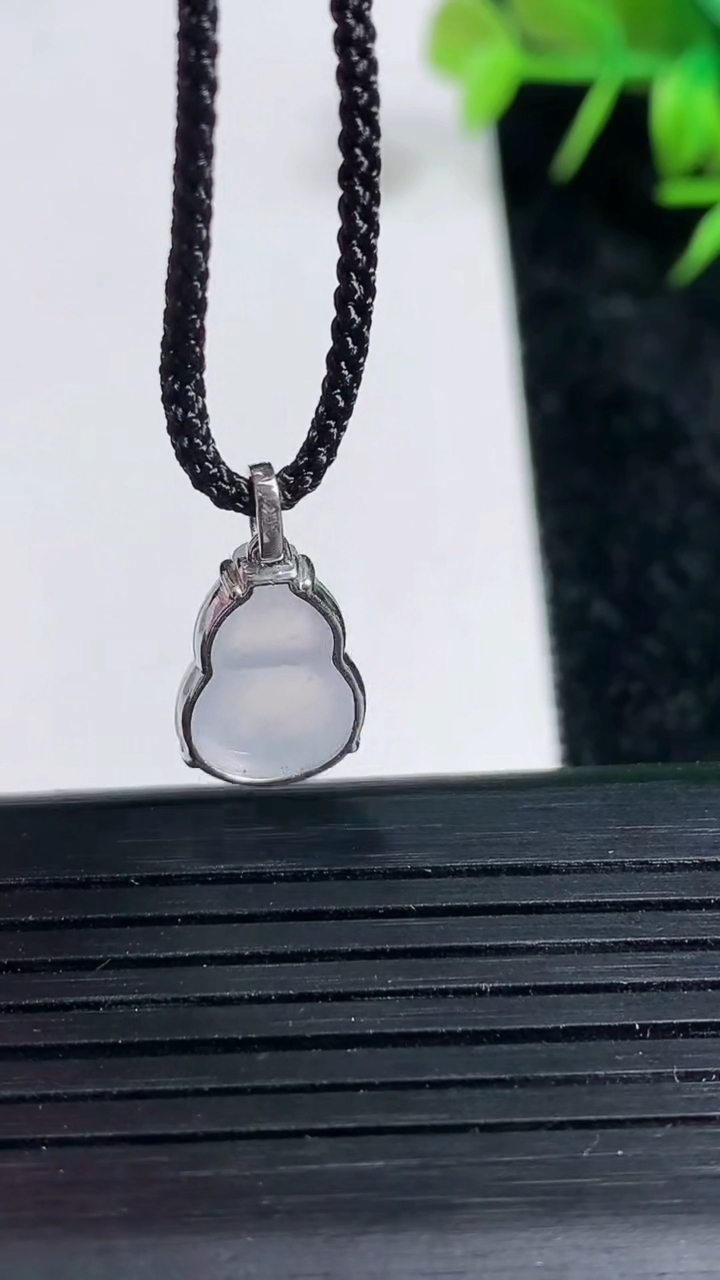 天然A货翡翠葫芦吊坠尺寸13.9-9.8-5.3重量:1.55g
3月23日