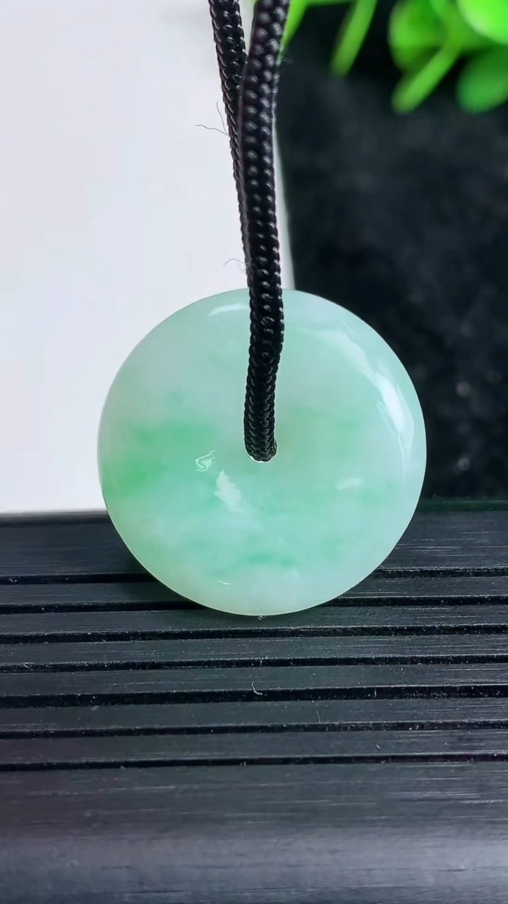 天然A货翡翠平安扣吊坠尺寸22.8-5.2重量:4.88g
3月23日