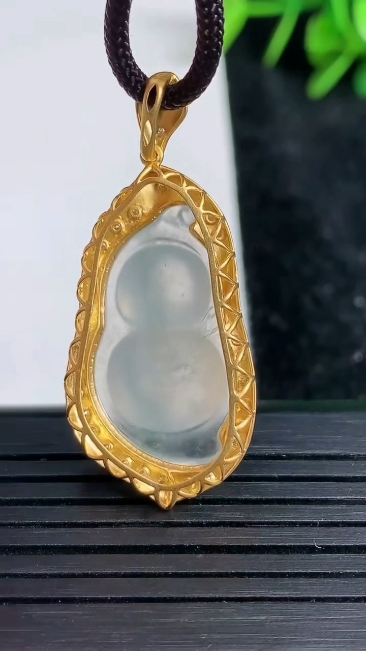 天然A货翡翠种白冰福豆吊坠尺寸39.8-17.8-9.4裸石25.4-14.1重量:4.92g
3月23日