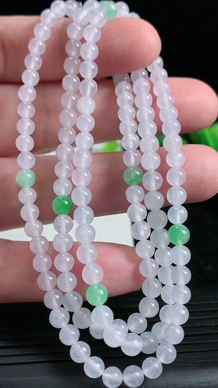 天然A货翡翠圆珠项链尺寸4.4-130颗重量:24.35g
3月23日