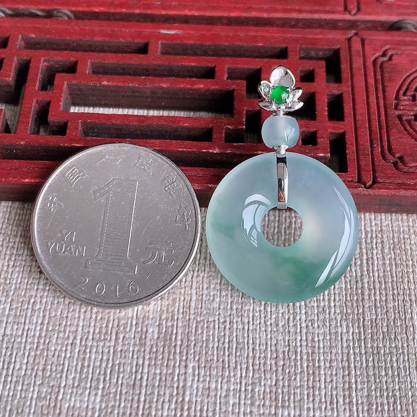 天然A货翡翠18K金镶嵌飘花平安环吊坠 
尺寸35.2-22.3-4.7mm 重量5.26g 0322