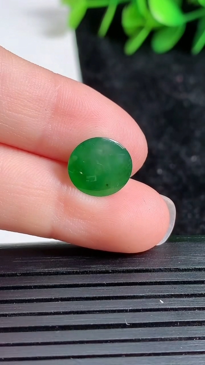 天然A货翡翠蛋面镶嵌件尺寸10.6-10.1-4.8重量:0.82g
3月23日