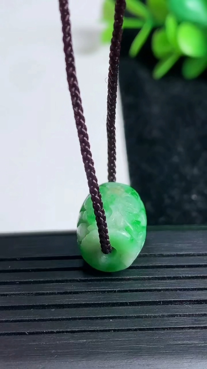 天然A货翡翠雕花路路通吊坠尺寸12.5-13.9重量:4.24g
3月23日