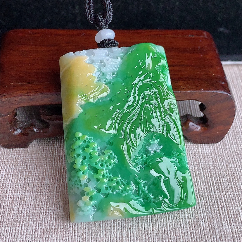 天然A货翡翠黄加绿双彩意境山水牌吊坠  
尺寸54.6-38.8-8.8mm 重量48.56g 0322