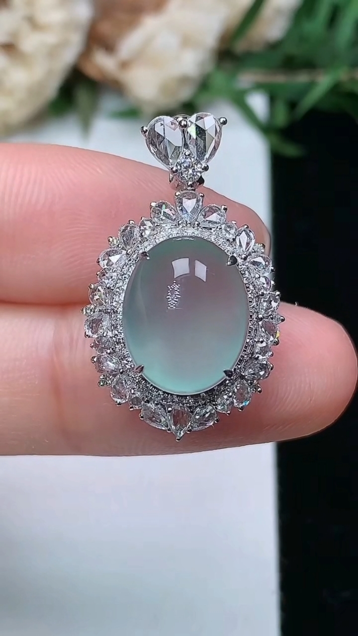 天然A货翡翠蛋面吊坠，尺寸25.3-15.5-11，裸石11.7-9.4，重量:2.75g
3月23