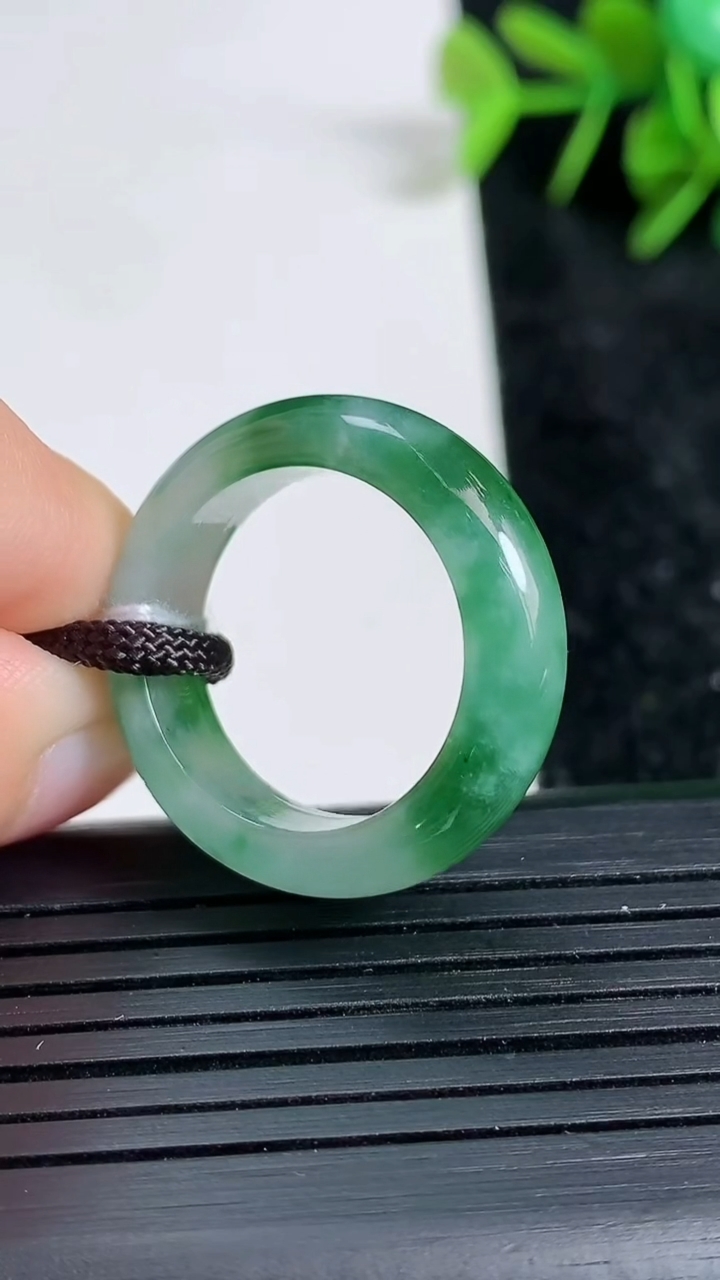 天然A货翡翠指环戒指尺寸18.4-6.3-3.8重量:4.80g2026年3月23日
工厂直销收藏佳