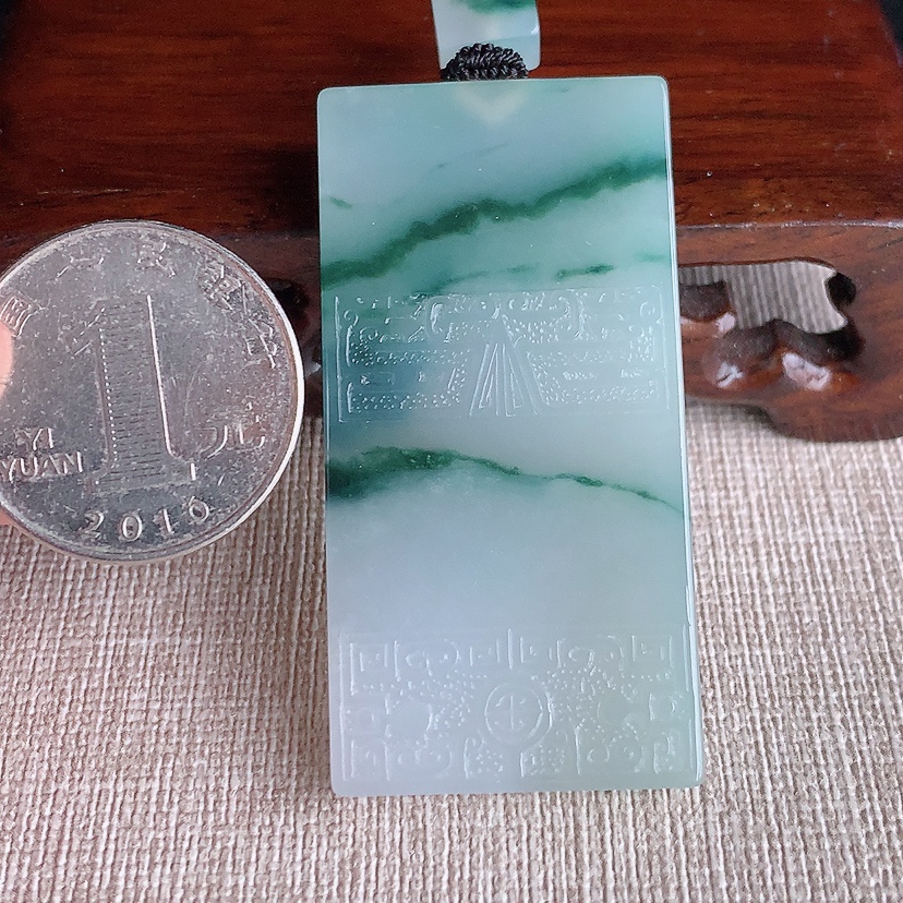 天然A货翡翠飘花仿古无事牌吊坠 
尺寸53.2-26.6-6mm 重量31.33g 0322