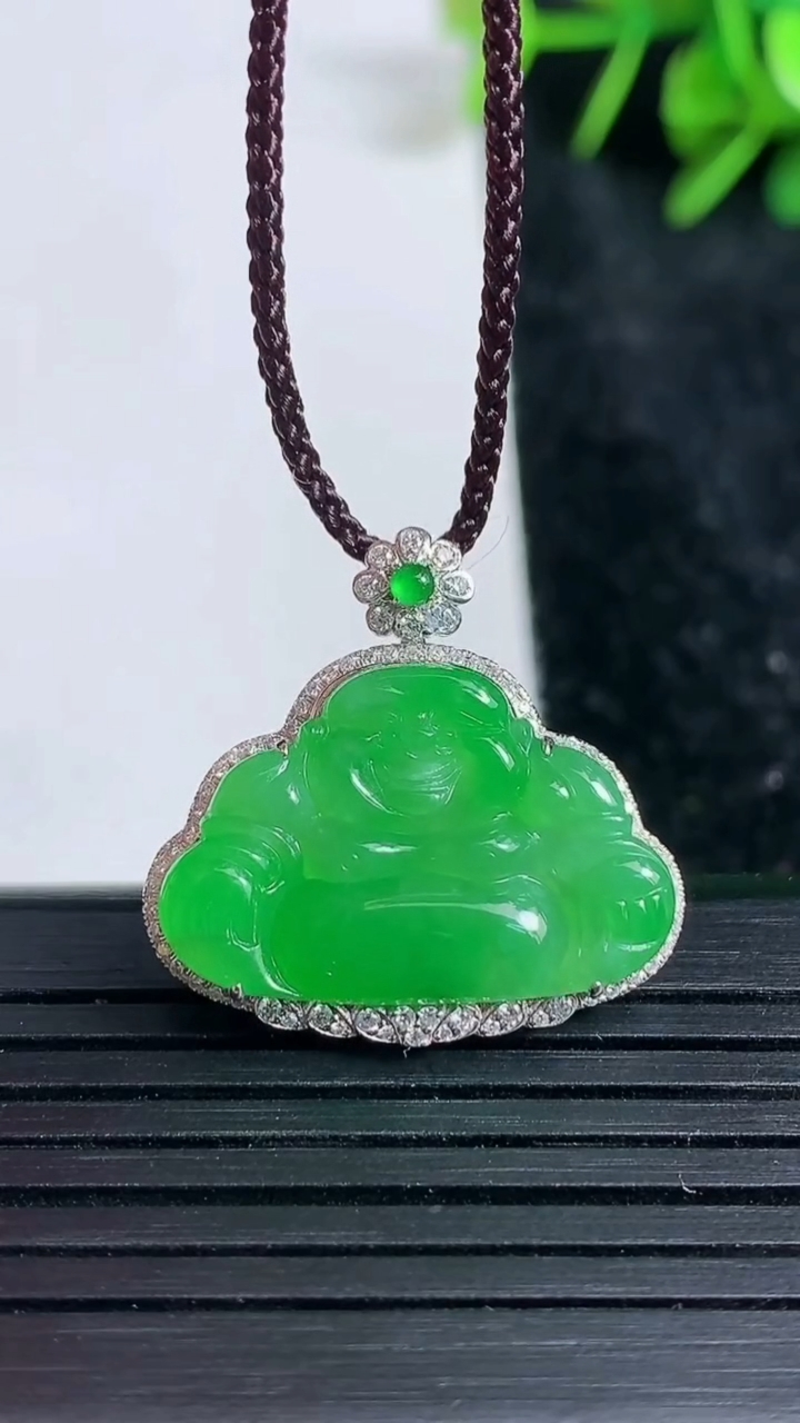 天然A货翡翠佛公吊坠尺寸23.5-24.3-6.3裸石14.8-22.5重量:3.69g
3月23日