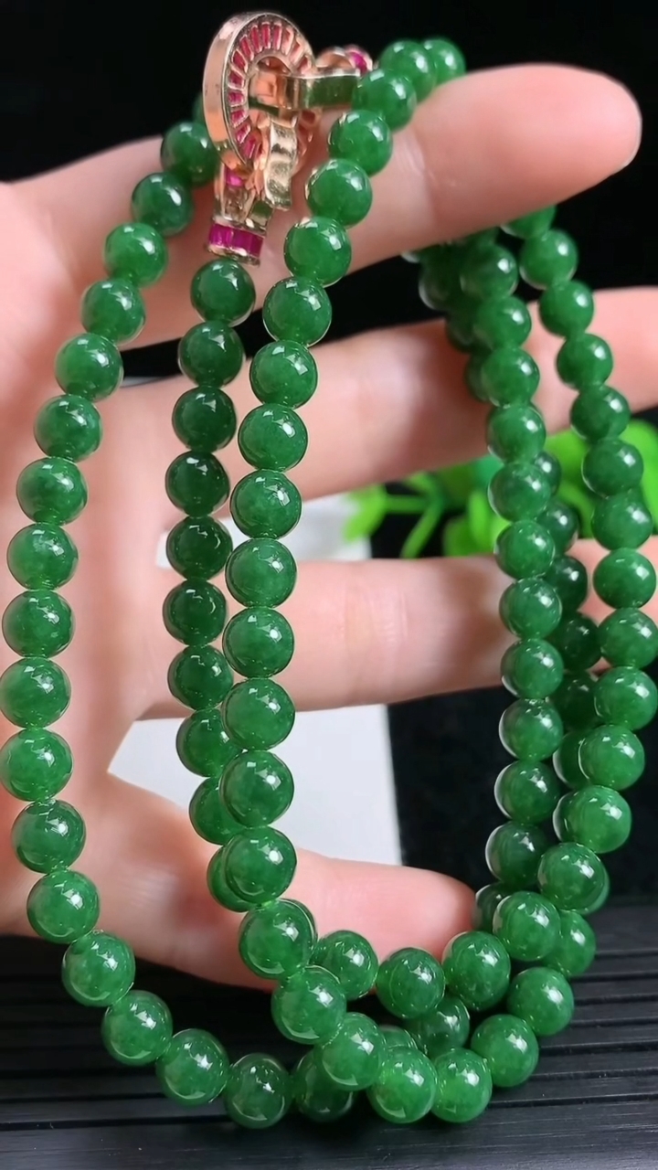 天然A货翡翠圆珠项链尺寸5.8-108颗重量:42.41g
3月23日