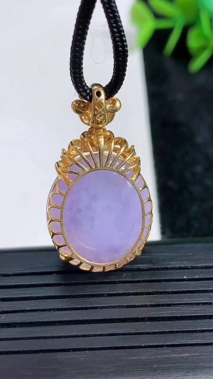 天然A货翡翠18K金紫罗兰蛋面吊坠尺寸31.6-19.9-18.1-12.6重量:9.09g
3月23日