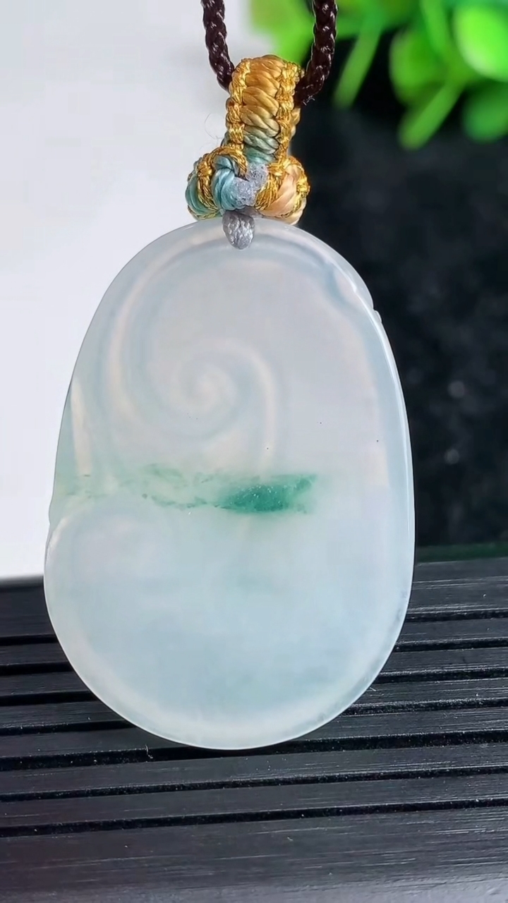 天然A货翡翠飘花如意吊坠尺寸34.5-23.9-4.1重量:7.86g
3月23日