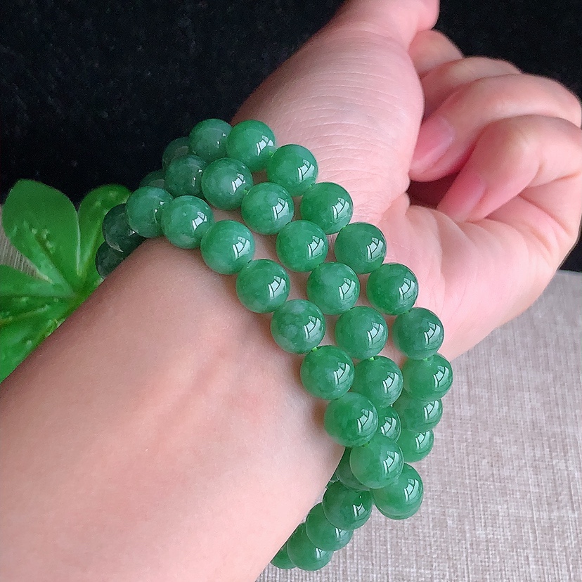 天然A货翡翠满绿圆珠项链毛衣链63颗 
尺寸8.8mm 重量71.90g 0322